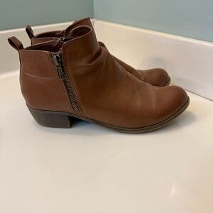 Dunes size 8.5 brown booties